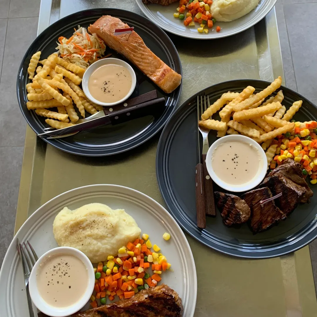 Norwegian Salmon Steak dengan french fries dan coleslaw segar